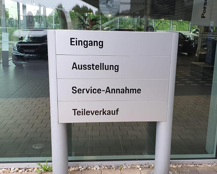 Firmenschild Messewand